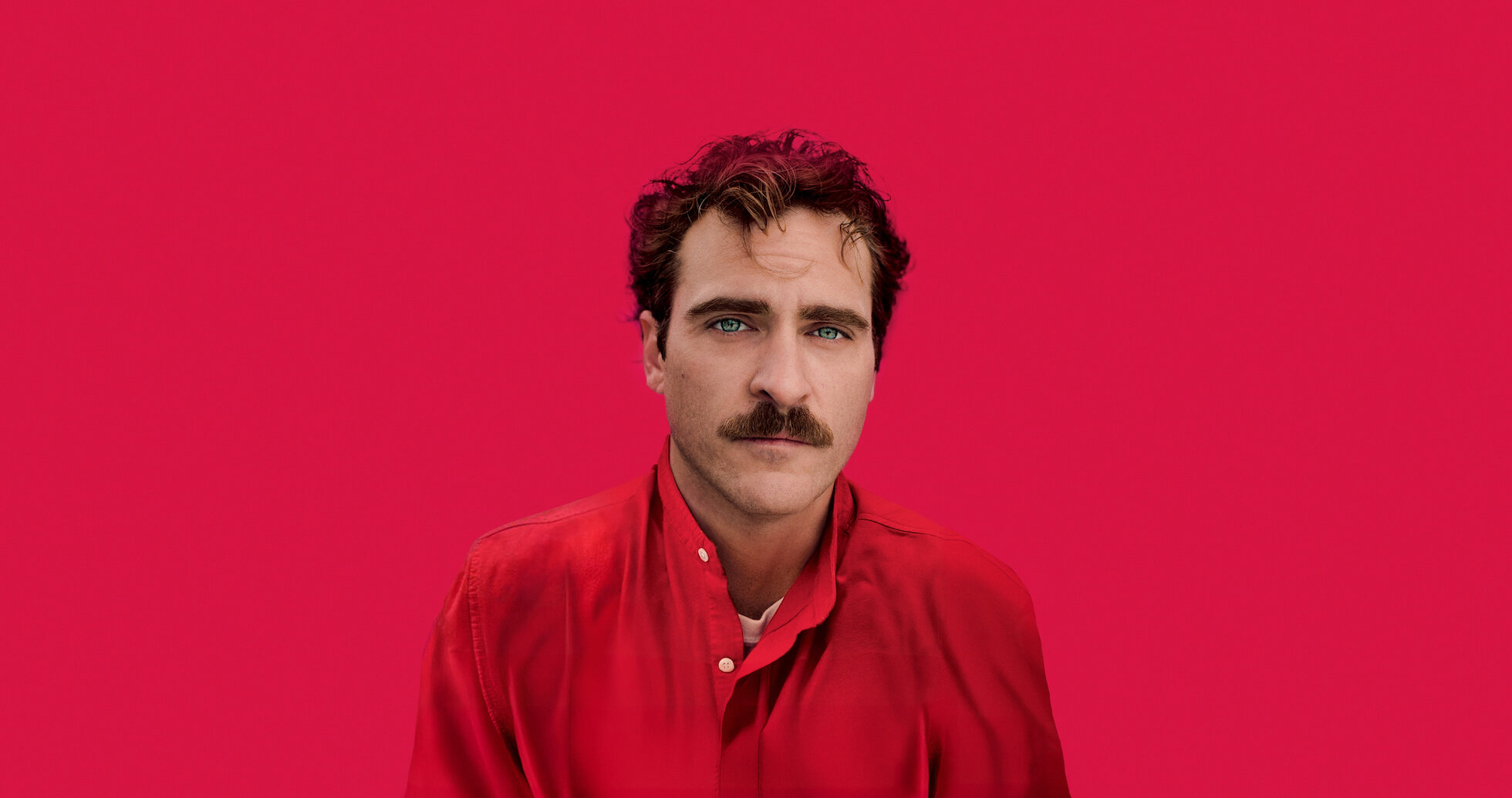 تصویر تئودور توامبلی، قهرمان فیلم Her، با پیراهن قرمز بر پس زمینه ی سرخ گون